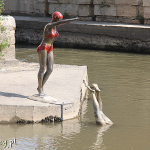 Skopje, figurki przy kamiennym moście