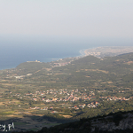 Widok na greckie wybrzeże, nad brzegiem w oddali zamek Platamon