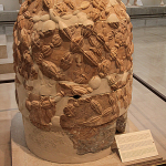 Muzeum w Delfach, "omfalos", mitologiczny kamień wyznaczający środek ziemi