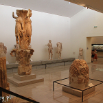 Muzeum w Delfach, sala z częściami kolumny "Trzech Tancerek", z omfalosem na czele