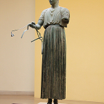 Muzeum w Delfach, "Woźnica z Delf" (V w. p.n.e.)