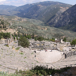 Delfy, panorama ruin i doliny pod nimi, widziana z terenu greckiego teatru