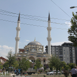 Kosowo, Kosowska Mitrowica, meczet Bajram Paszy po stronie albańskiej
