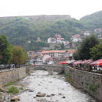 Prizren, stary most i twierdza w tle