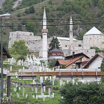 Travnik, twierdza, przed nią meczet Jeni