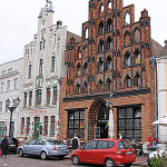 Wismar, Marktplatz, główny plac starego miasta, "Alter Schwede", najstarsza kamienica w mieście