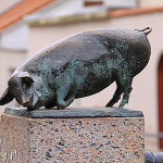 Wismar, świnki na moście Schweinsbrücke (XIX w.), którym przeprowadzano bydło i trzodę na targ