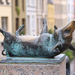 Wismar, świnki na moście Schweinsbrücke (XIX w.), którym przeprowadzano bydło i trzodę na targ