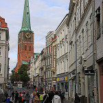 Lubeka, stare miasto, kościół św.Jakuba w tle