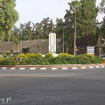 Nikozja, statua Markosa Drakosa, w tle brama Pafos