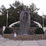 Cypr, góry Troodos, monaster Kykkos, statua Makariosa III