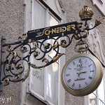 Salzburg, ulica Getreidegasse, szyldy sklepowe i hotelowe