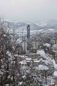 Sarajewo: Avaz Twist Tower widoczny z parku pamięci Vraca