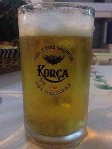 Albańskie piwo też potrafi smakować, szczególnie w mocnych upałach